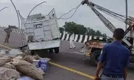 आगरा लखनऊ हाइबे पर भीषण सडक हादसा ,पिता पुत्र की दर्दनाक मौत। आगरा लखनऊ हाइबे पर भीषण सडक हादसा ,पिता पुत्र की दर्दनाक मौत।