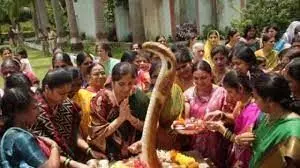 चन्दौली में नाग पंचमी की अनोखी परंपरा, दो गांवों के बीच चलता है पत्थर चन्दौली में नाग पंचमी की अनोखी परंपरा, दो गांवों के बीच चलता है पत्थर