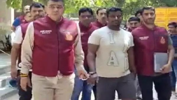 जहांगीरपुरी दंगा: दिल्ली पुलिस ने वांटेड क्रिमिनल को किया गिरफ्तार, कई महीनों से चल रहा था फरार जहांगीरपुरी दंगा: दिल्ली पुलिस ने वांटेड क्रिमिनल को किया गिरफ्तार, कई महीनों से चल रहा था फरार