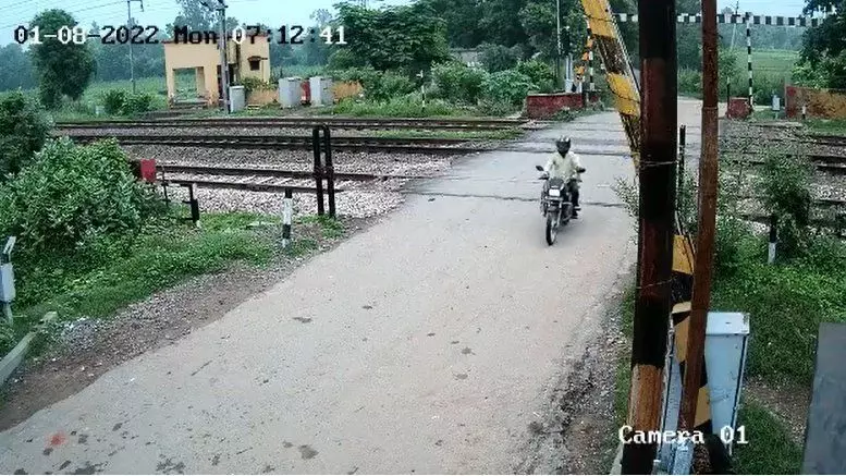 ग्रेटर नोएडा में रेलवे फाटक से टकराई अनियंत्रित स्कूल बस, बाल बाल बचे बच्चे, देखें वीडियो