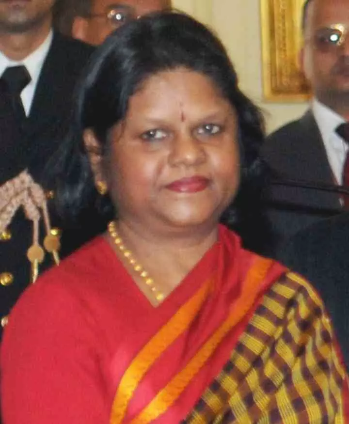 मेरठ डीएम दफ्तर में पहुंची महिला आयोग की अध्यक्ष सुषमा सिंह ने मवाना थाने के दरोगा को ,लगाई लताड। मेरठ डीएम दफ्तर में पहुंची महिला आयोग की अध्यक्ष सुषमा सिंह ने मवाना थाने के दरोगा को ,लगाई लताड।
