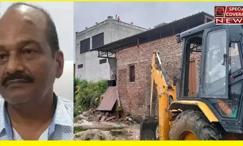 मुरादाबाद: फर्नीचर के पैसे मांगने पर कारोबारी के घर बुलडोजर चलाने वाले SDM घनश्याम वर्मा पर गिरी गाज, अब हुए सस्पेंड मुरादाबाद: फर्नीचर के पैसे मांगने पर कारोबारी के घर बुलडोजर चलाने वाले SDM घनश्याम वर्मा पर गिरी गाज, अब हुए सस्पेंड