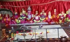 महिला ने मन्दिर में लगे झंडे उखाड़ कर फेंके,ग्रामीणों में रोष