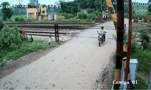 ग्रेटर नोएडा में रेलवे फाटक से टकराई अनियंत्रित स्कूल बस, बाल बाल बचे बच्चे, देखें वीडियो ग्रेटर नोएडा में रेलवे फाटक से टकराई अनियंत्रित स्कूल बस, बाल बाल बचे बच्चे, देखें वीडियो