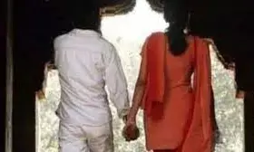 युवक और युवती किसी काम से एक साथ जा रहे थे ,प्रेमी युगल समझकर पुलिस ने पकडा ,यवक को छोडने के लिए 65 हजार ,शिकायत होने पर तीन पुलिसकर्मियो पर गिरी गाज।