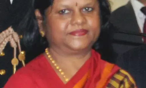 मेरठ  डीएम दफ्तर में पहुंची महिला आयोग की अध्यक्ष सुषमा सिंह ने मवाना थाने के दरोगा को ,लगाई लताड।