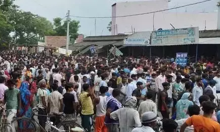 वैशाली में आधा दर्जन दुकानों को रौंदते हुए लाइन होटल में घुसा हाइवा, महिला समेत तीन की मौत वैशाली में आधा दर्जन दुकानों को रौंदते हुए लाइन होटल में घुसा हाइवा, महिला समेत तीन की मौत