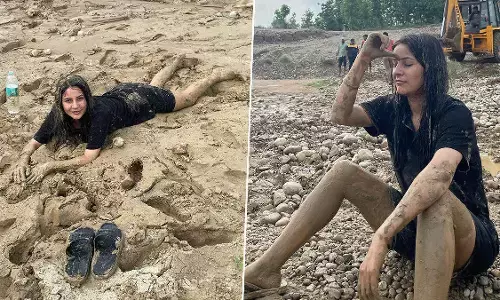 Shehnaaz Gill Sexy Video Photo: खुद पर मिट्टी लपेटते नजर आईं शहनाज गिल, यूजर्स बोले-इसे कहते हैं डाउन टू अर्थ Shehnaaz Gill Sexy Video Photo: खुद पर मिट्टी लपेटते नजर आईं शहनाज गिल, यूजर्स बोले-इसे कहते हैं डाउन टू अर्थ