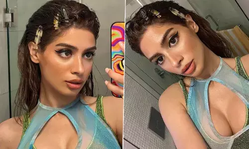 Khushi Kapoor Sexy Video Photo: Khushi Kapoor ने सेक्सी सेल्फी Photos से उड़ाए फैंस के होश, Suhana Khan ने भी कर दिया ऐसा कमेंट !