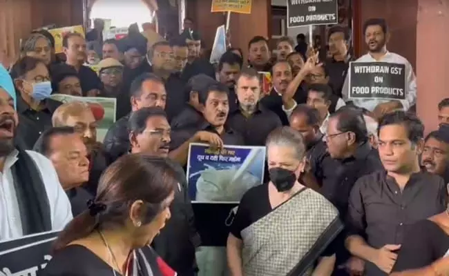 कांग्रेस का हल्ला बोल, महंगाई-बेरोजगारी पर राष्ट्रव्यापी प्रदर्शन, हिरासत में लिए गए राहुल गांधी, सड़क पर धरने पर बैठीं प्रियंका कांग्रेस का हल्ला बोल, महंगाई-बेरोजगारी पर राष्ट्रव्यापी प्रदर्शन, हिरासत में लिए गए राहुल गांधी, सड़क पर धरने पर बैठीं प्रियंका