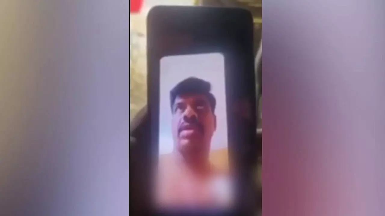 YSRCP के इस सांसद का न्यूड Video हुआ वायरल, मचा हंगामा, सांसद ने बताया- FAKE YSRCP के इस सांसद का न्यूड Video हुआ वायरल, मचा हंगामा, सांसद ने बताया- FAKE