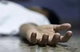 भल्ला इंटरनेशनल कंपनी में कर्मचारी की मौत के बाद परिजनों ने कंपनी के गेट पर शव रखकर किया हंगामा। भल्ला इंटरनेशनल कंपनी में कर्मचारी की मौत के बाद परिजनों ने कंपनी के गेट पर शव रखकर किया हंगामा।
