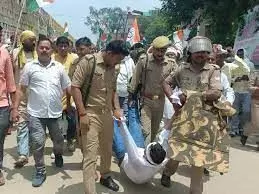 चंदौली में सैकड़ों कांग्रेस कार्यकर्ता गिरफ्तार, केंद्र और प्रदेश सरकार की नीतियों के विरोध में किया सड़क जाम करने का प्रयास,