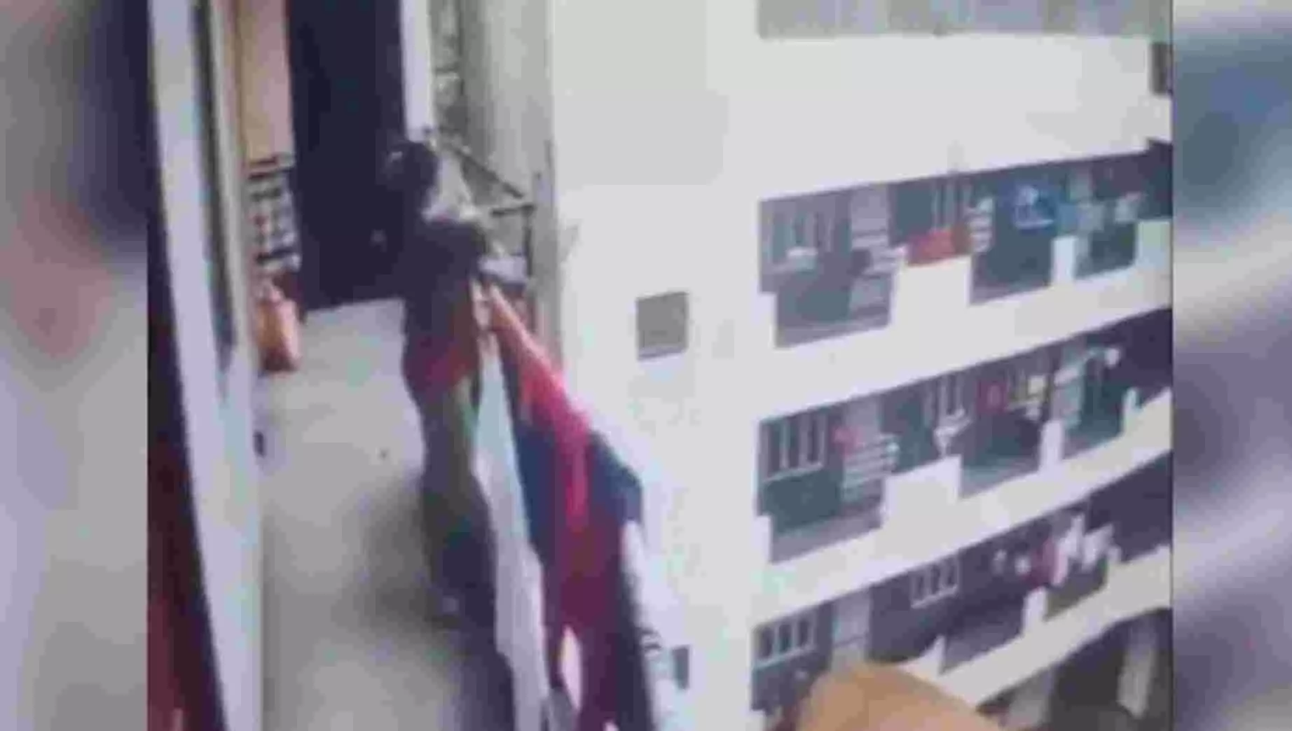 बेंगलुरु में मां ने 4 साल की बच्ची को चौथी मंजिल से फेंका, खुद रेलिंग पर बैठी रही, CCTV में कैद घटना, महिला ने बताई पूरी कहानी!