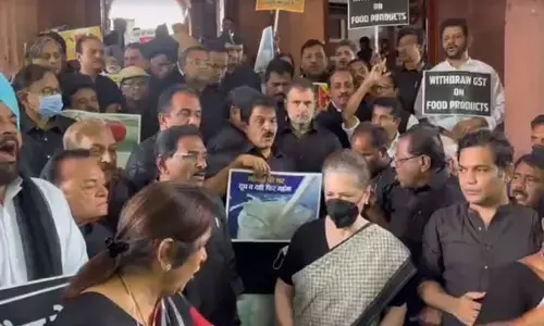 कांग्रेस का हल्ला बोल, महंगाई-बेरोजगारी पर राष्ट्रव्यापी प्रदर्शन, हिरासत में लिए गए राहुल गांधी, सड़क पर धरने पर बैठीं प्रियंका कांग्रेस का हल्ला बोल, महंगाई-बेरोजगारी पर राष्ट्रव्यापी प्रदर्शन, हिरासत में लिए गए राहुल गांधी, सड़क पर धरने पर बैठीं प्रियंका