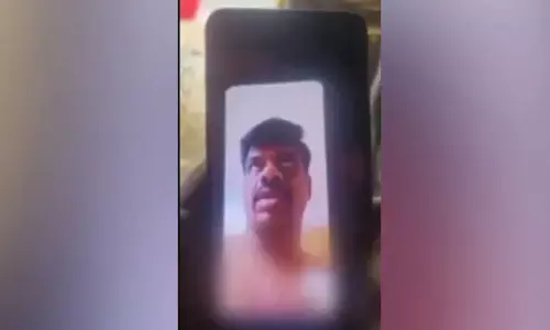 YSRCP के इस सांसद का न्यूड Video हुआ वायरल, मचा हंगामा, सांसद ने बताया- FAKE YSRCP के इस सांसद का न्यूड Video हुआ वायरल, मचा हंगामा, सांसद ने बताया- FAKE