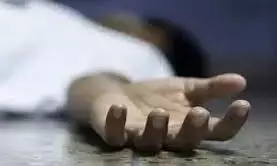 भल्ला इंटरनेशनल कंपनी में कर्मचारी की मौत के बाद परिजनों ने कंपनी के गेट पर शव रखकर किया हंगामा।