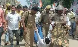 चंदौली में सैकड़ों कांग्रेस कार्यकर्ता गिरफ्तार, केंद्र और प्रदेश सरकार की नीतियों के विरोध में किया सड़क जाम करने का प्रयास,