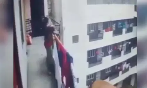 बेंगलुरु में मां ने 4 साल की बच्ची को चौथी मंजिल से फेंका, खुद रेलिंग पर बैठी रही, CCTV में कैद घटना, महिला ने बताई पूरी कहानी!
