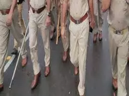 बदायूं मे लापता युवक का तीन टुकड़ों में मिला कंकाल, पुलिस पर पथराव, एसओ का सिर फोड़ा बदायूं मे लापता युवक का तीन टुकड़ों में मिला कंकाल, पुलिस पर पथराव, एसओ का सिर फोड़ा