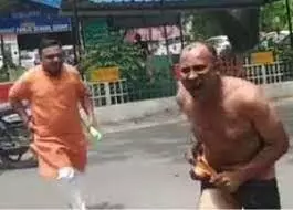 कमिश्नरी के बाहर 45 साल के एक शख्स ने खुद को लगाई आग कमिश्नरी के बाहर 45 साल के एक शख्स ने खुद को लगाई आग