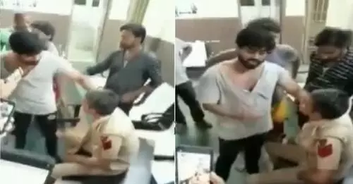 Anand Vihar Police Station में हेड कांस्टेबल की पिटाई का वीडियो वायरल, पुलिस ने कहा- मामले में कार्रवाई की जा रही
