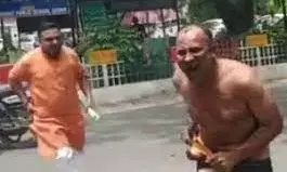 कमिश्नरी के बाहर 45 साल के एक शख्स ने खुद को लगाई आग