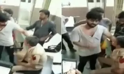 Anand Vihar Police Station में हेड कांस्टेबल की पिटाई का वीडियो वायरल, पुलिस ने कहा- मामले में कार्रवाई की जा रही Anand Vihar Police Station में हेड कांस्टेबल की पिटाई का वीडियो वायरल, पुलिस ने कहा- मामले में कार्रवाई की जा रही