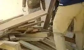 अवैध सागौन फर्नीचर का निर्माण करने पर वन विभाग ने मारा छापा