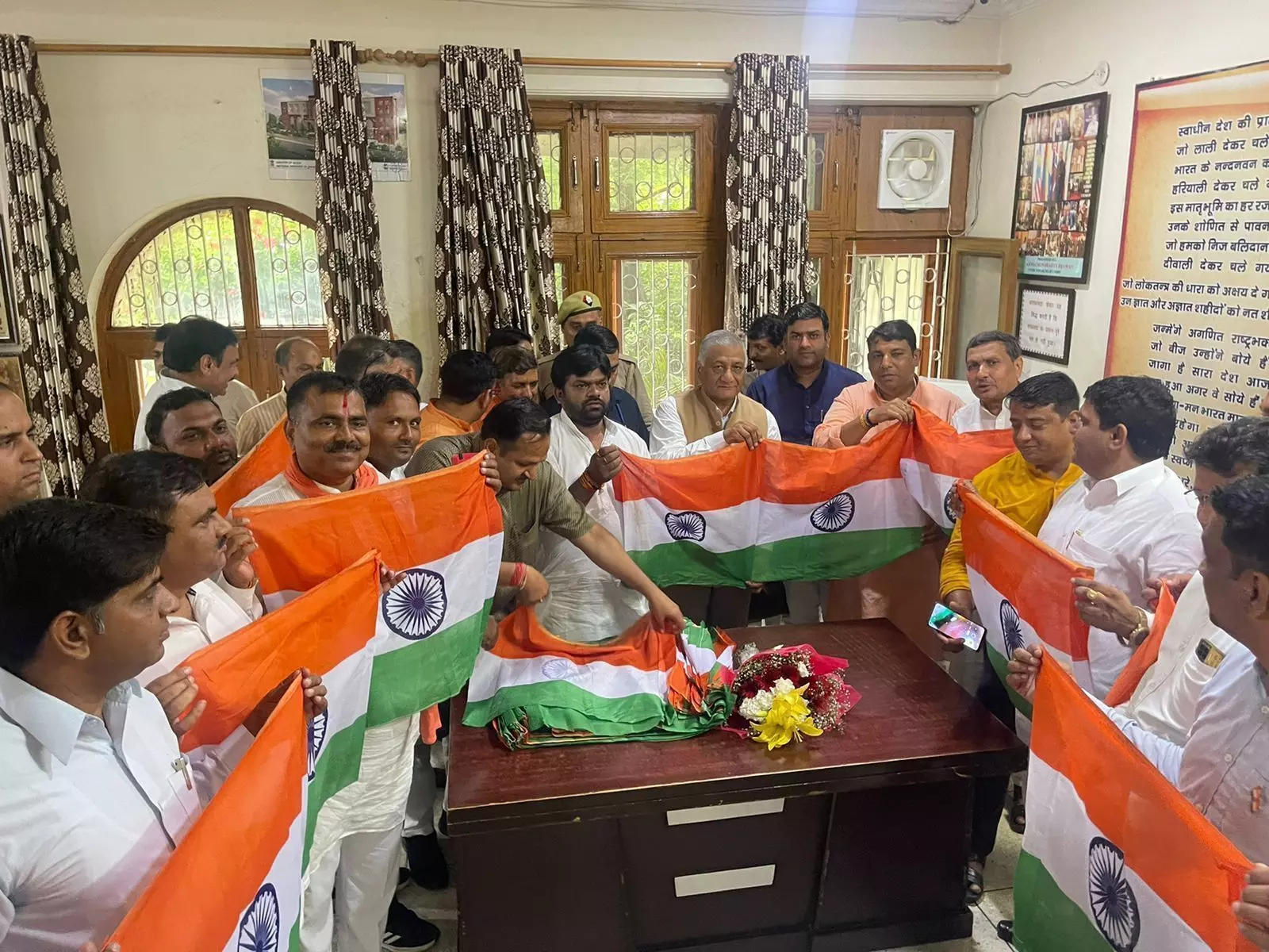 केंद्रीय राज्य मंत्री जनरल वीके सिंह ने, हर घर तिरंगा कार्यक्रम के लिए बांटे झंडे। केंद्रीय राज्य मंत्री जनरल वीके सिंह ने, हर घर तिरंगा कार्यक्रम के लिए बांटे झंडे।