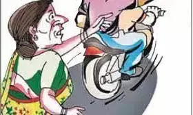 इंदिरापुरम में सरेआम महिला से 2 बाइक सवार युवकों ने कान के कुंडल लूटे, लूटकर हुए फरार, घटना सीसीटीव में कैद