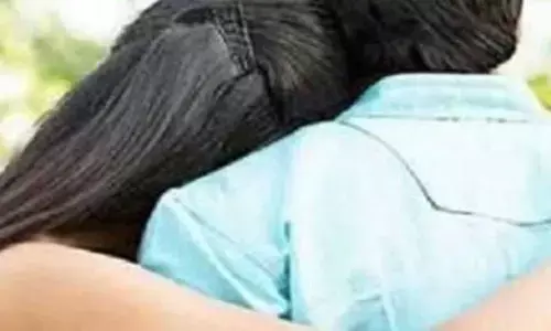 घर से भागे नाबालिक प्रेमी युगल ने,अधिकारियों के सामने फिल्मी अंदाज में बयां की लव स्टोरी । घर से भागे नाबालिक प्रेमी युगल ने,अधिकारियों के सामने फिल्मी अंदाज में बयां की लव स्टोरी ।