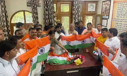 केंद्रीय राज्य मंत्री जनरल वीके सिंह ने, हर घर तिरंगा कार्यक्रम के लिए बांटे झंडे।