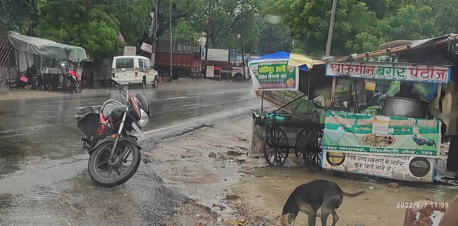 एटा में शिव मंदिर के पास दोनों ओर बिक रही है मांसाहारी बिरयानी, स्थानीय लोगों में रोष।