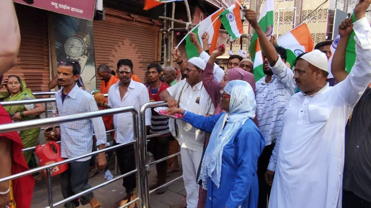 सावन के आखिरी सोमवार पर ,वाराणसी में गंगा जमुना तहजीब की मुस्लिम भाईयों ने पेश की  सांप्रदायिक सौहार्द की मिशाल।