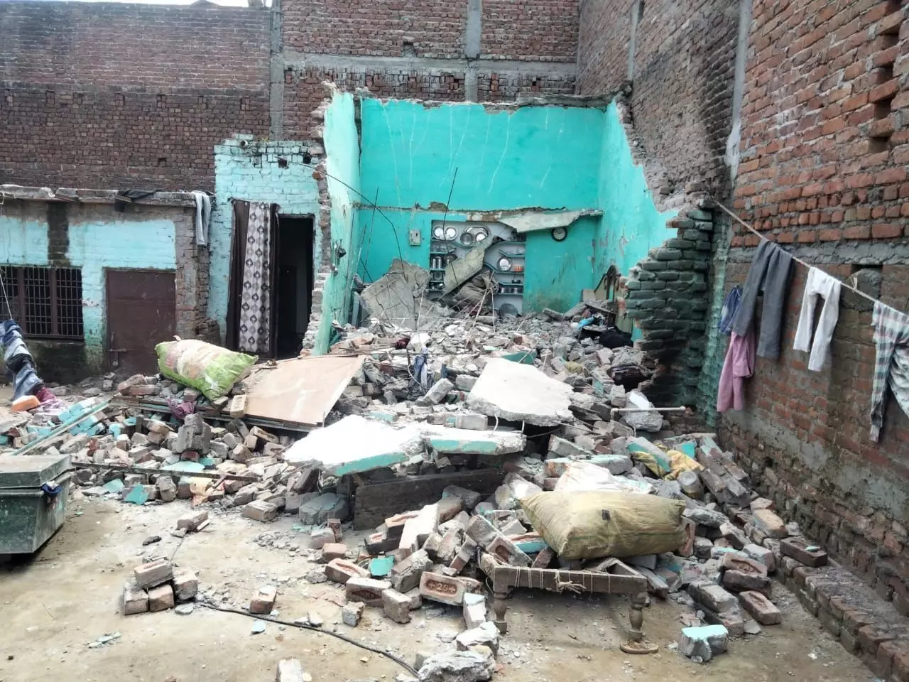 Bijnor News : बिजनौर में छत गिरने से मासूम की मौत