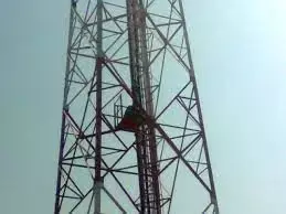 दो प्रेमियों के बीच मे फंसी युवती ,दोनो प्रेमी मरने के लिए टाबर पर चढे। दो प्रेमियों के बीच मे फंसी युवती ,दोनो प्रेमी मरने के लिए टाबर पर चढे।