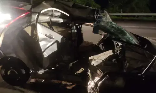 मथुरा : यमुना एक्सप्रेस वे पर हादसा, सीओ की कार को ट्रक ने मारी टक्कर, ड्राइवर की मौत, सीओ गंभीर रूप से घायल मथुरा : यमुना एक्सप्रेस वे पर हादसा, सीओ की कार को ट्रक ने मारी टक्कर, ड्राइवर की मौत, सीओ गंभीर रूप से घायल