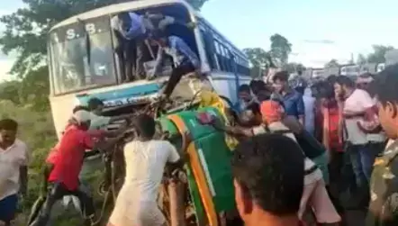 पश्चिम बंगाल में भीषण सड़क हादसा : बस-ऑटो की सीधी टक्कर में 9 मजदूरों की मौके पर मौत