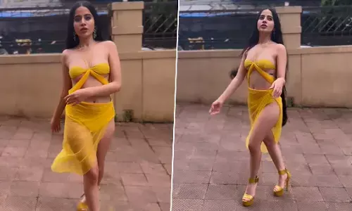 Urfi Javed Sexy Video Photo: Urfi Javed ने रिवीलिंग ड्रेस पहन बढ़ाया सोशल मीडिया का टेम्परेचर, एक्ट्रेस की बोल्डनेस देख यूजर्स हुए लट्टू (Watch Video)