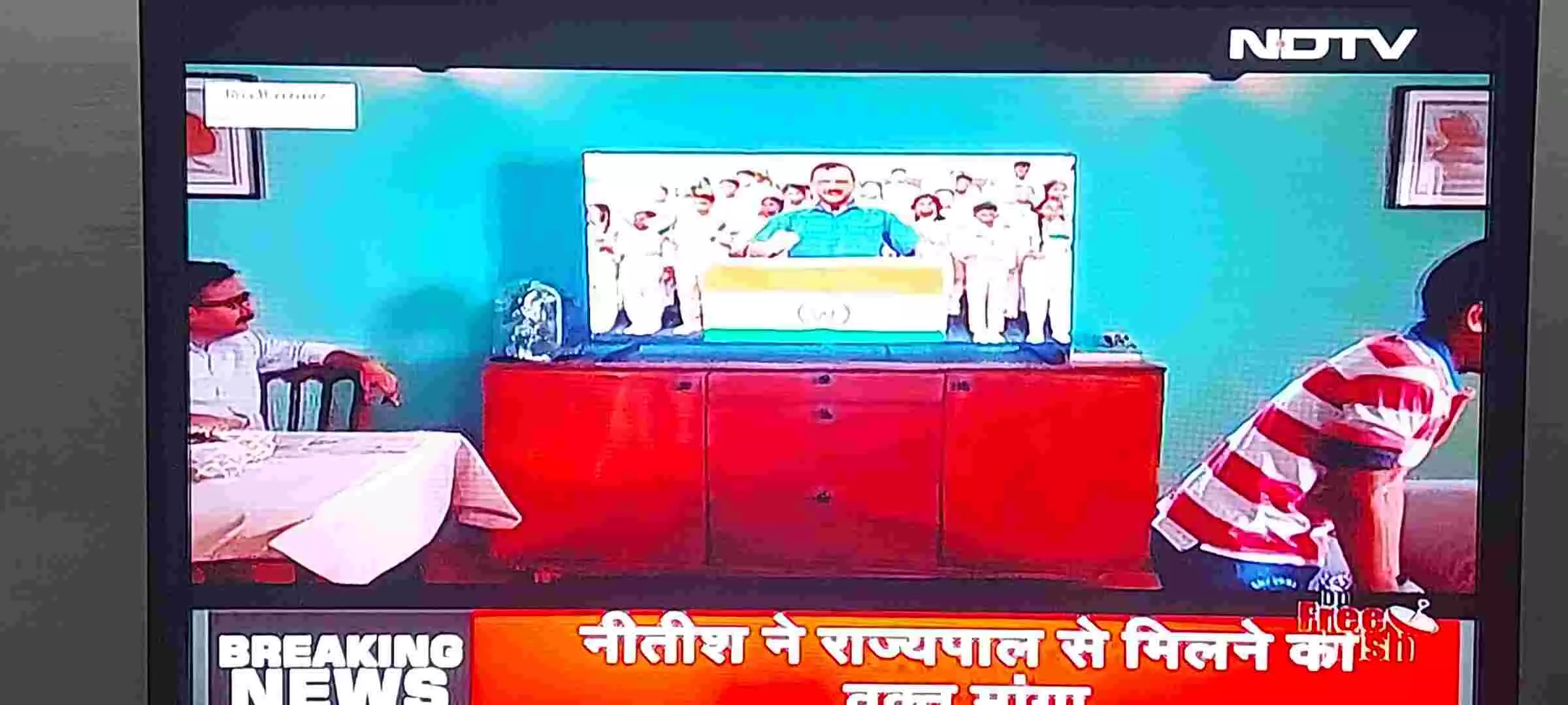अरविंद केजरीवाल ने किया झंडे का अपमान, लखनऊ में कराया जाएगा केस दर्ज अरविंद केजरीवाल ने किया झंडे का अपमान, लखनऊ में कराया जाएगा केस दर्ज