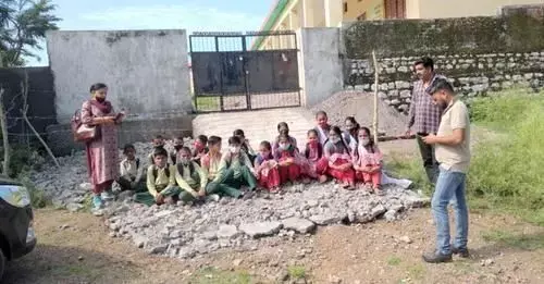 मल्टी टास्क वर्कर की नौकरी नहीं मिली तो तार लगाकर कर दी स्कूल की बाड़बंदी