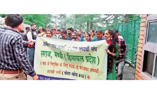 बेरोजगार युवाओं को नियुक्ति न मिलने से नाराज, अभ्यर्थी जयराम ठाकुर से मिलने ओकओवर पहुंचे