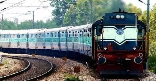 लंबी दूरी की ट्रेनों में धीरे-धीरे क्‍यों कम हो रहे स्लीपर कोच, रेलवे ने बताई खास वजह