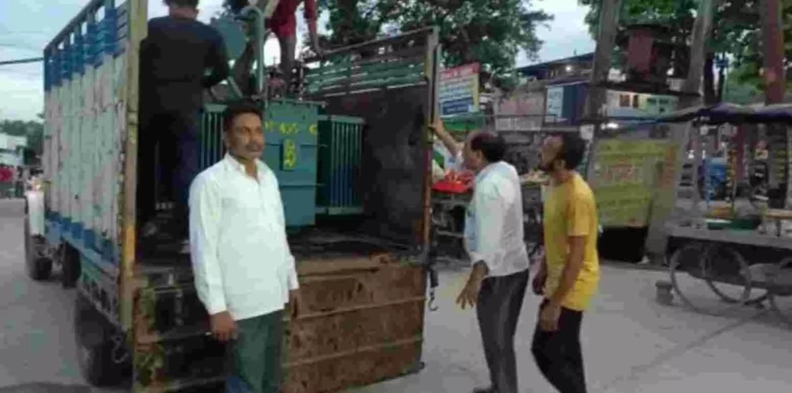 24 घंटे से पहले बदला फुंका हुआ ट्रांसफार्मर 24 घंटे से पहले बदला फुंका हुआ ट्रांसफार्मर