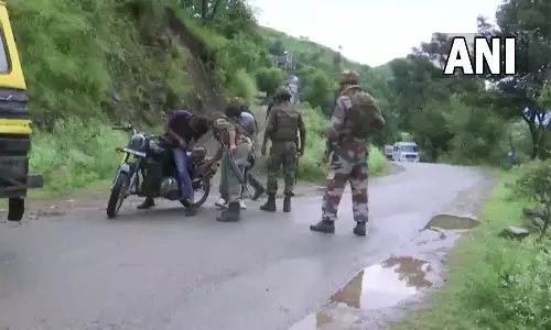 जम्मू कश्मीर: सेना ने उरी जैसी साजिश की नाकाम, राजोरी में सेना कैंप के पास घुसे दो सुसाइड अटैकर्स किए ढेर, तीन जवान शहीद जम्मू कश्मीर: सेना ने उरी जैसी साजिश की नाकाम, राजोरी में सेना कैंप के पास घुसे दो सुसाइड अटैकर्स किए ढेर, तीन जवान शहीद
