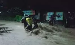 देहरादून मे भारी बारिश से गांव मे भरा पानी,SDRF ने फंसे लोगों को रेस्क्यू कर सुरक्षित स्थान पर पहुँचाया