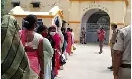 अपने भाईयों की कलाई पर राखी बांधने के लिए,15 सौ बहने पहुंची जेल, भाई बहन के प्यार को देखकर भाबुक हुआ जेल प्रशासन