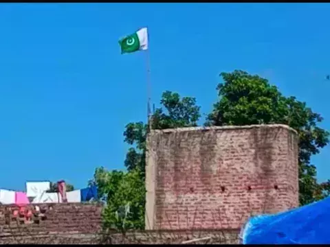 कुशीनगर मे पाकिस्तानी झंडा लागाने बाले आरोपी युवक को पुलिस ने किया गिरफ्तार