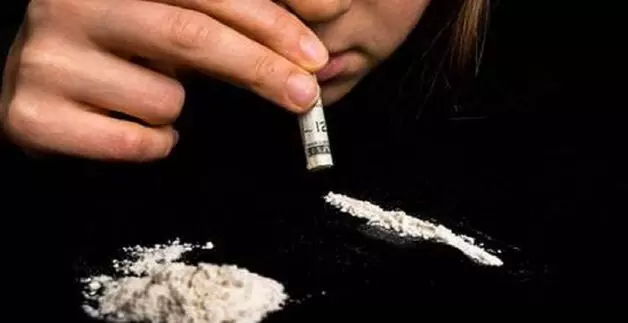 नशे की गिरफ्त में युवा पीढ़ी नशे की गिरफ्त में युवा पीढ़ी